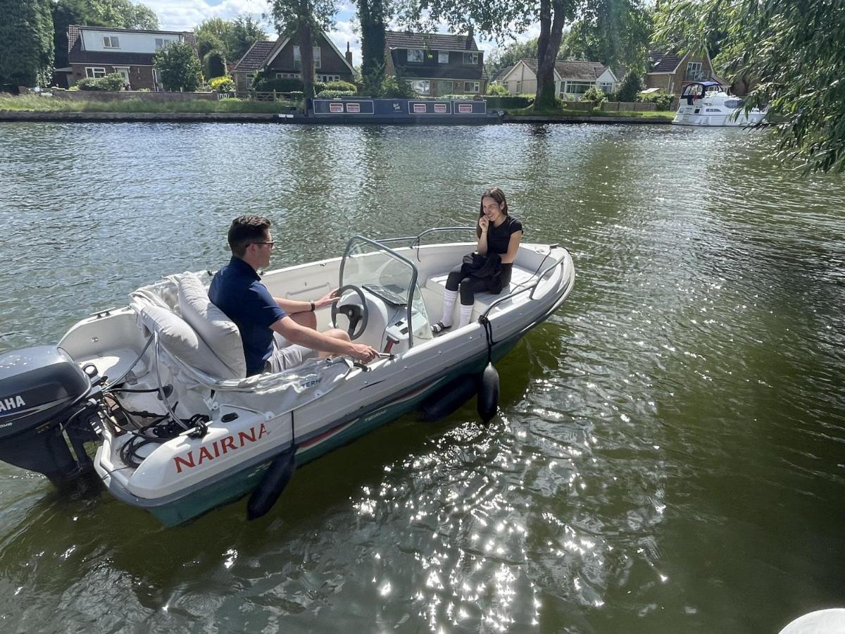 River Guest House With Jacuzzi Fire And Boat Hire Staines-upon-Thames Kültér fotó